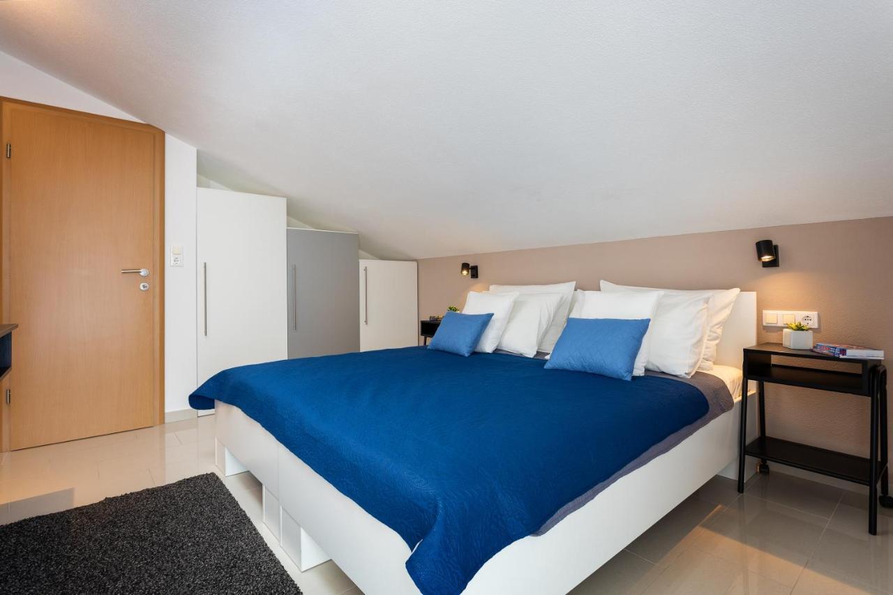 Iris Apartment *