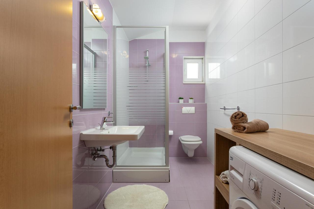 Iris Apartment *