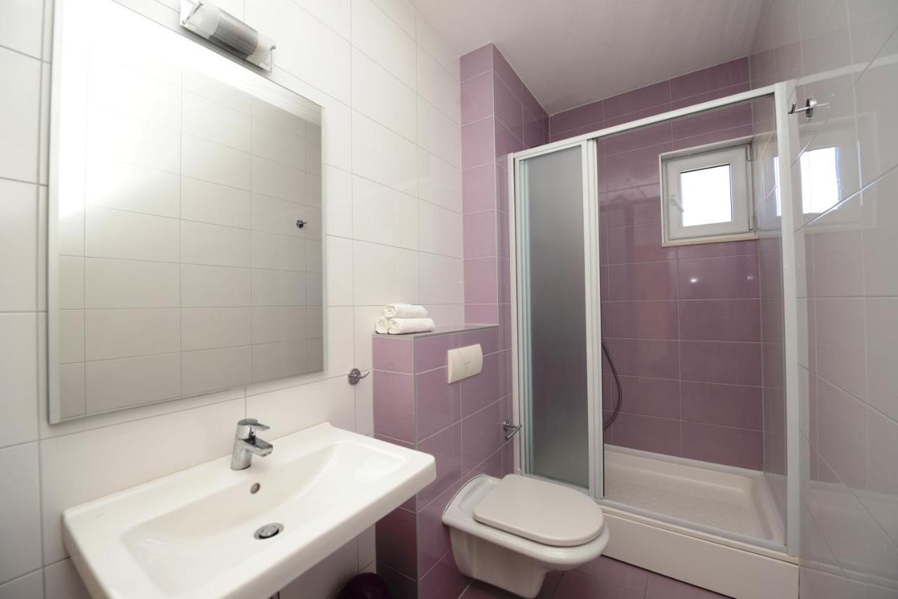 Iris Apartment *